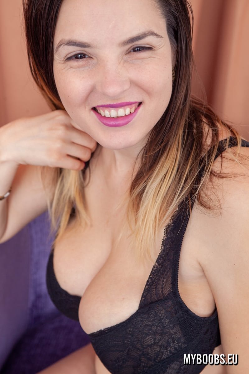 Die Solo-Darstellerin Talia Amanda zeigt ihre riesigen Brüste, während sie einen String trägt