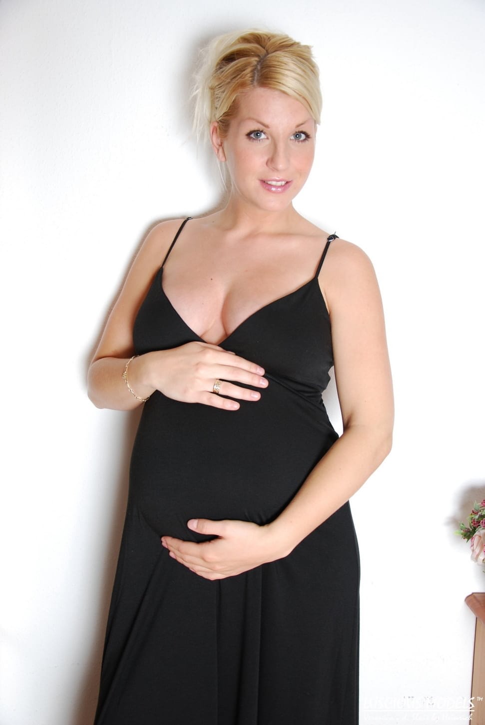 Schwangere Blondine zieht sich während einer Solo-Performance komplett aus