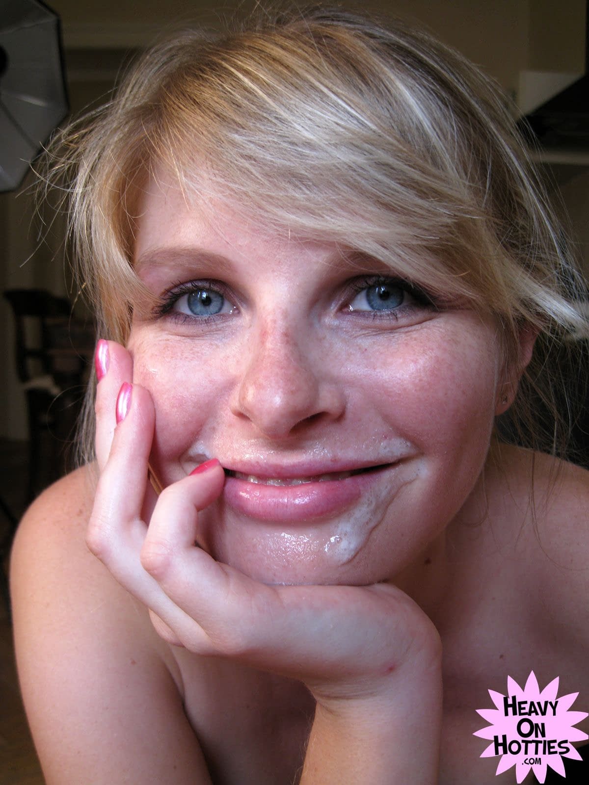 Die schwangere Amateurin Wiska bekommt bei einem POV-Blowjob Sperma ins Gesicht