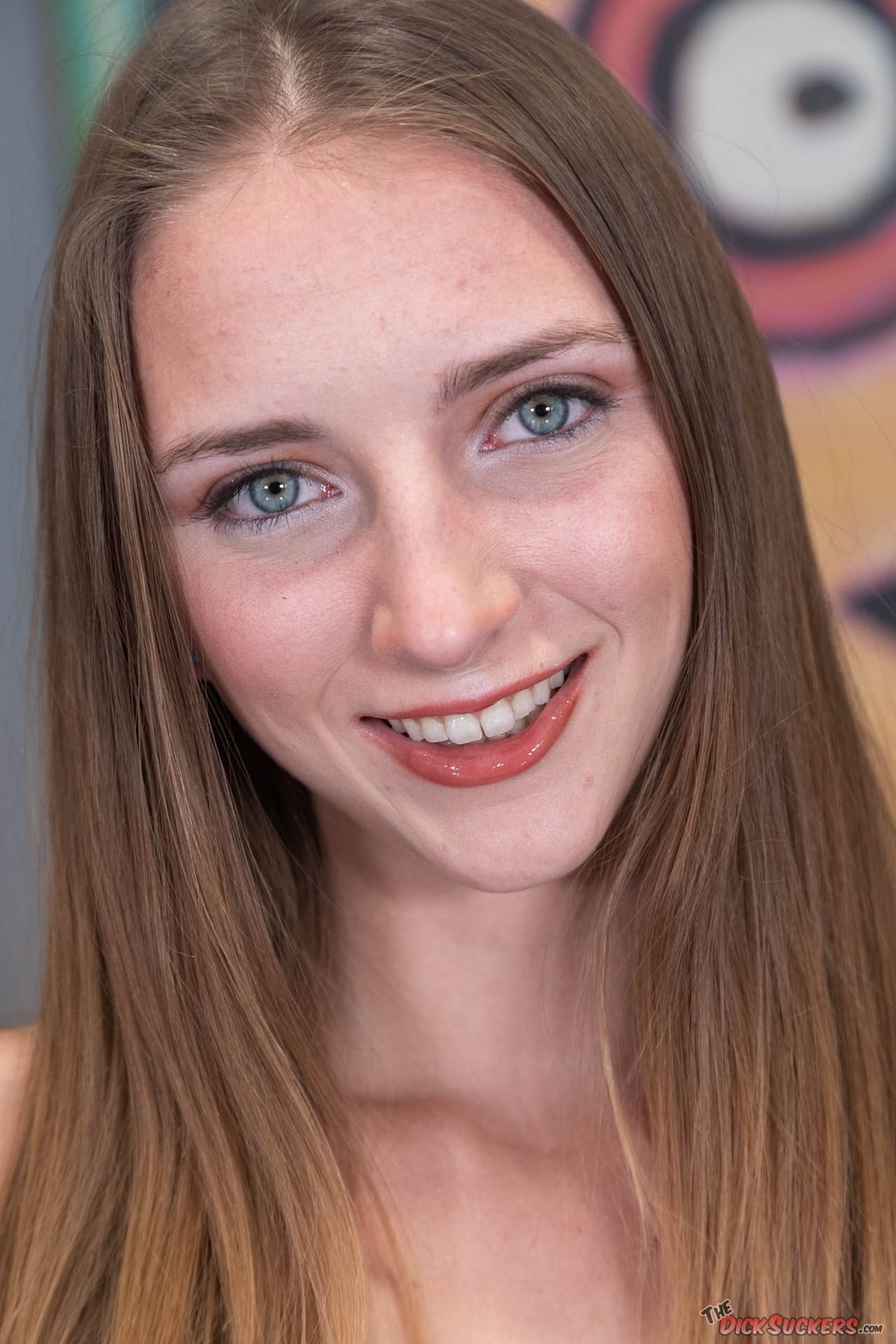 Ein kaukasisches Mädchen zieht sich aus, bevor sie sich auf POV-Sex einlässt
