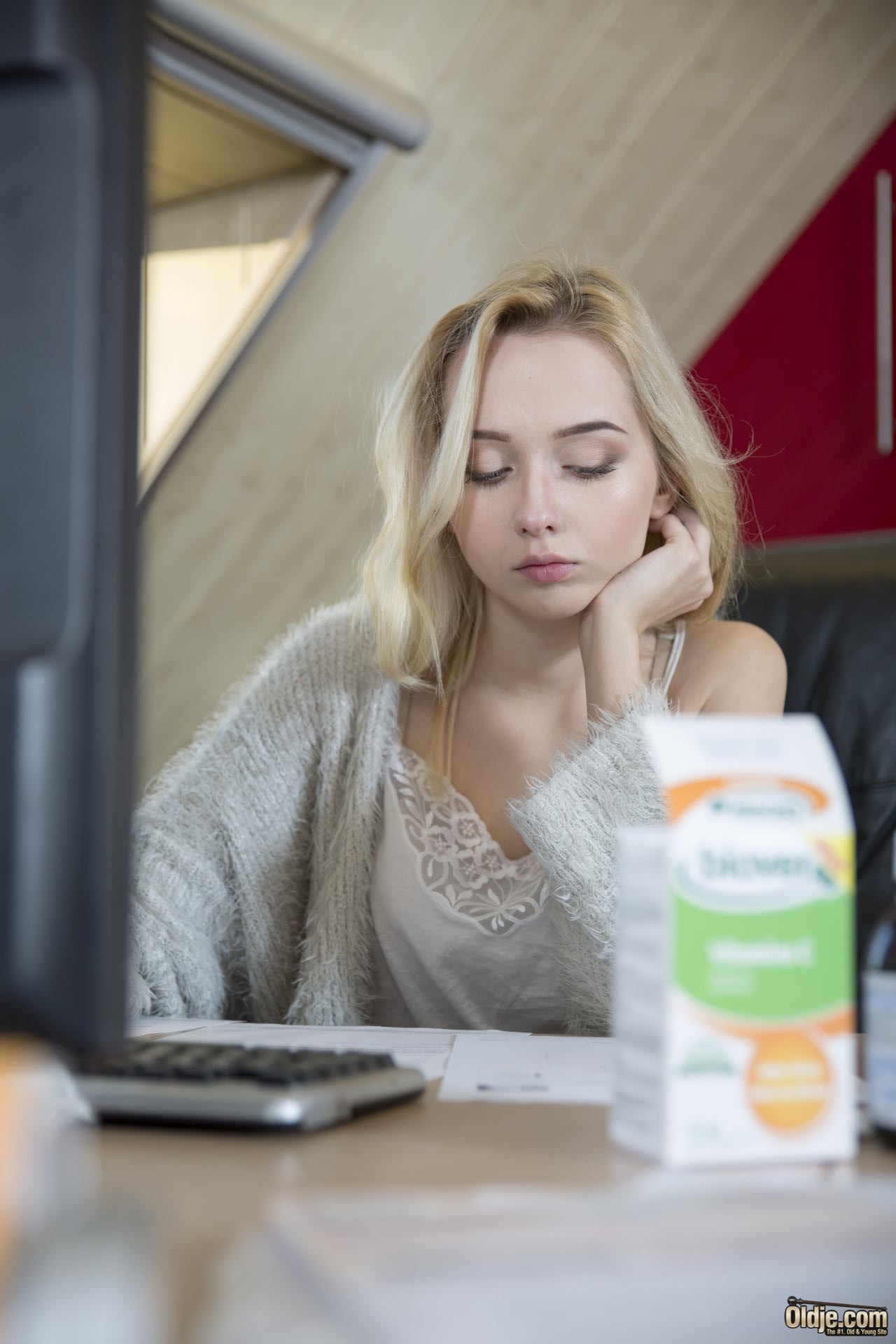 Junges blondes Mädchen verwöhnt ihren älteren Vermieter, um mietfrei in ihrer Wohnung wohnen zu dürfen