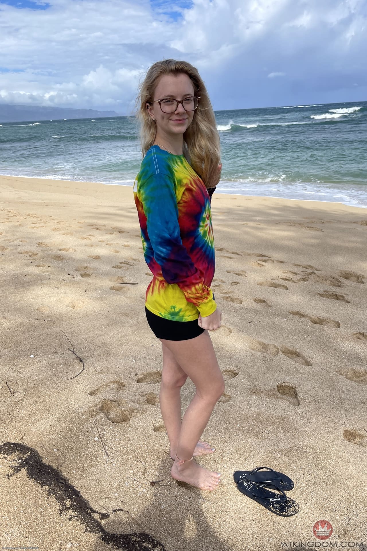 Die nerdige, blonde Teenagerin Riley Star zeigt ihren runden Hintern und ihre behaarte, geschwollene Muschi