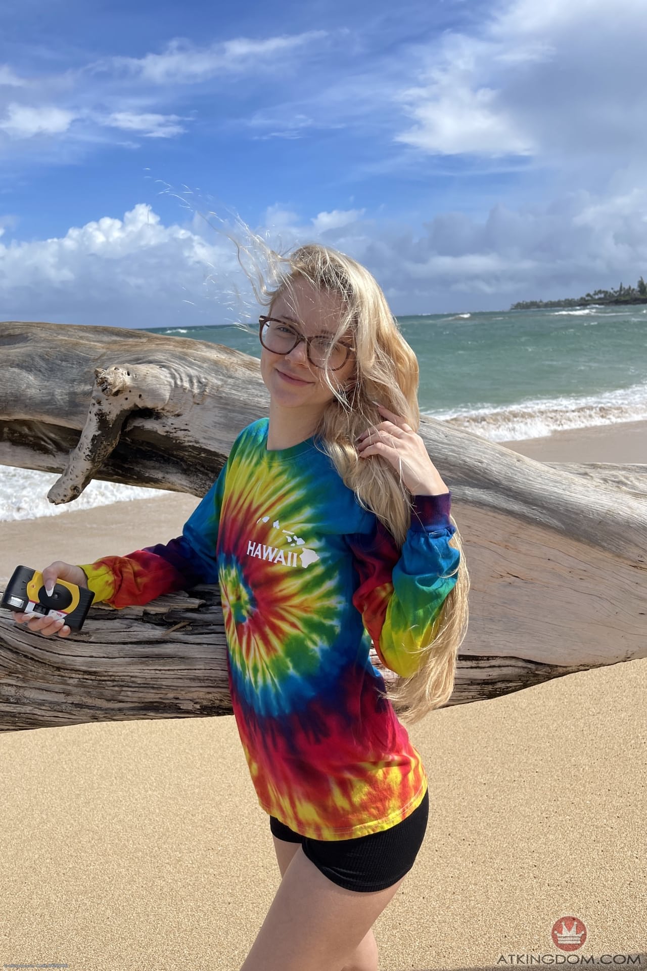 Die nerdige, blonde Teenagerin Riley Star zeigt ihren runden Hintern und ihre behaarte, geschwollene Muschi