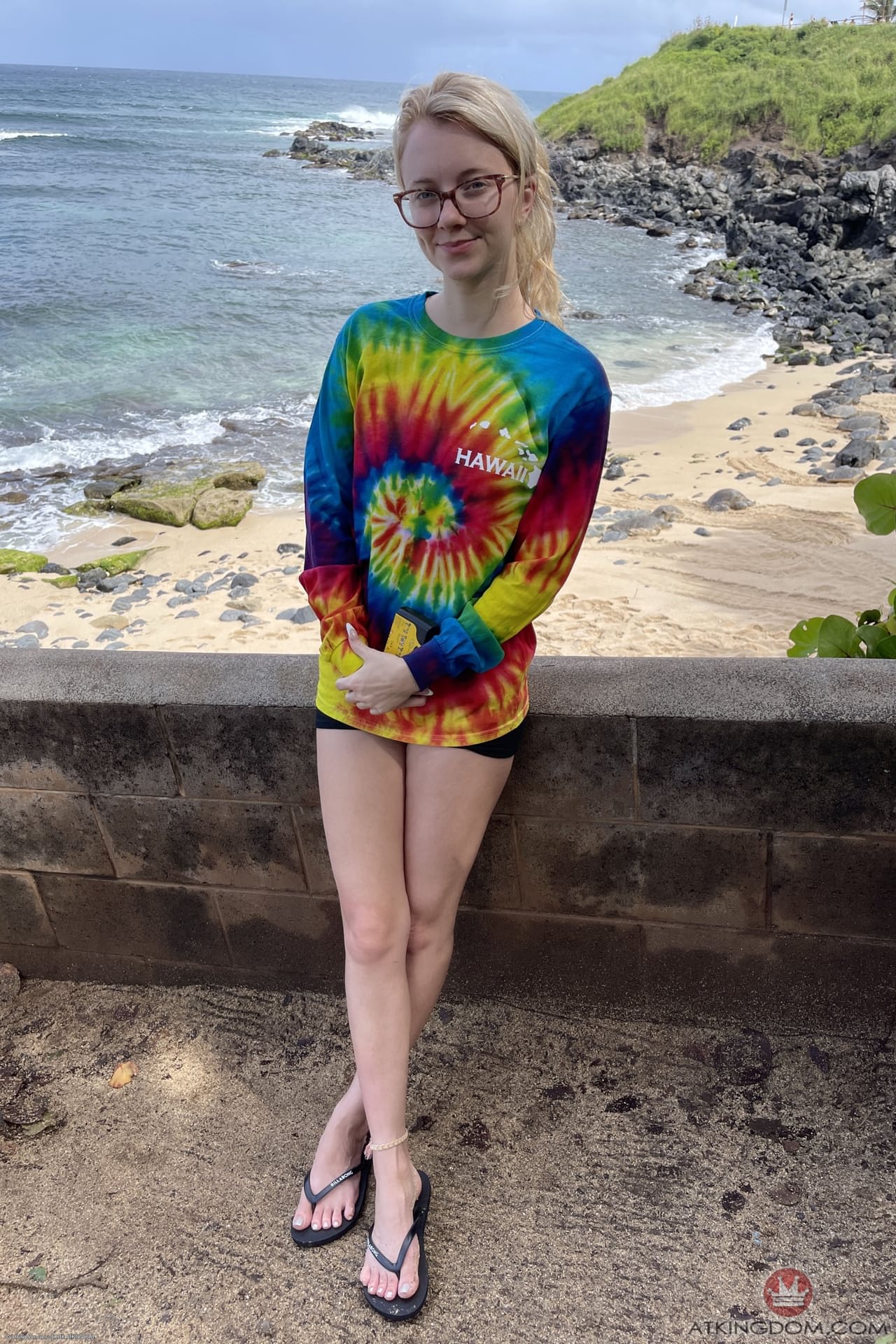 Die nerdige, blonde Teenagerin Riley Star zeigt ihren runden Hintern und ihre behaarte, geschwollene Muschi