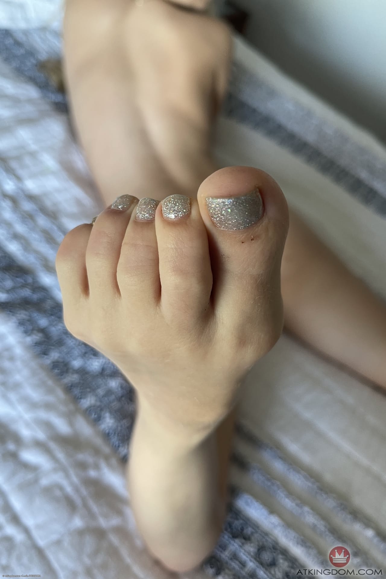 Die nerdige, blonde Teenagerin Riley Star zeigt ihren runden Hintern und ihre behaarte, geschwollene Muschi
