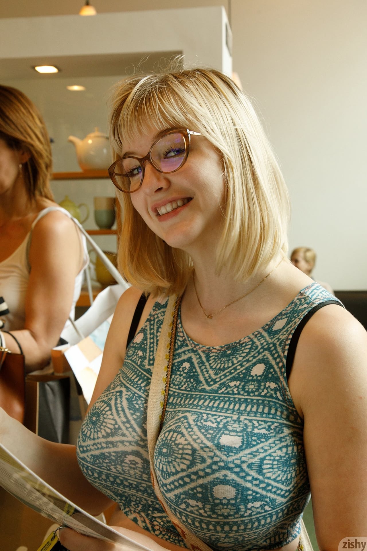 Die verführerische Blondine Vicky Chandler zeigt ihren prallen Hintern und ihre üppigen Brüste