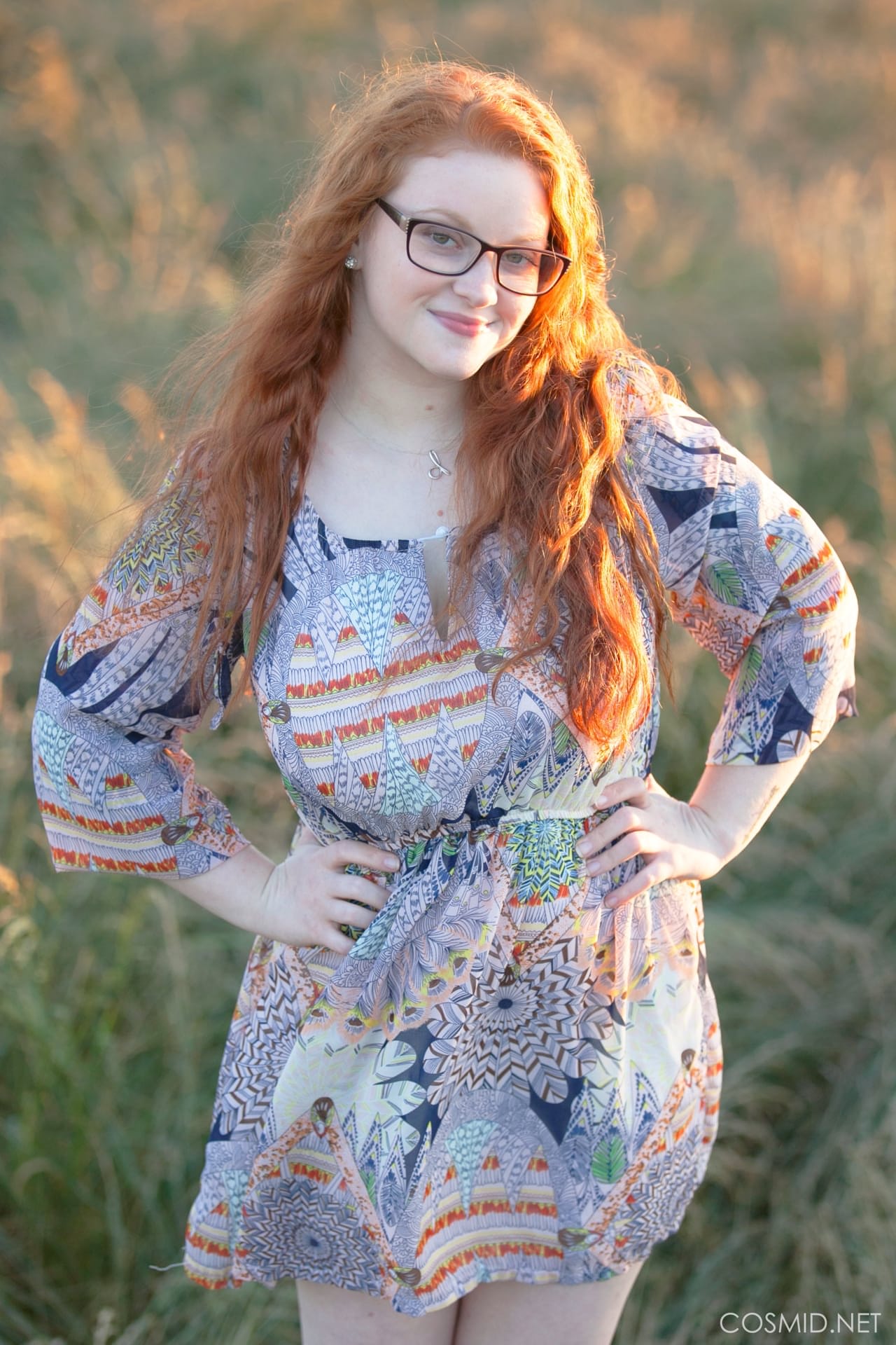 Die heiße rothaarige BBW Kaycee entblößt ihre riesigen Brüste und geht auf einem Feld auf die Knie