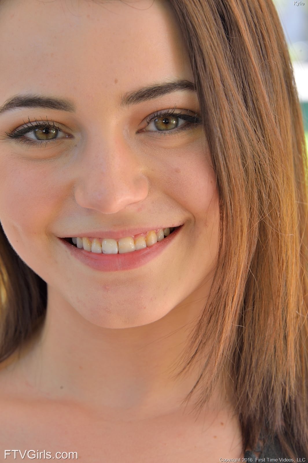 Die wilde Amateur-Teenagerin Kylie fickt ihre rosa Muschi auf dem Balkon mit einer Gurke
