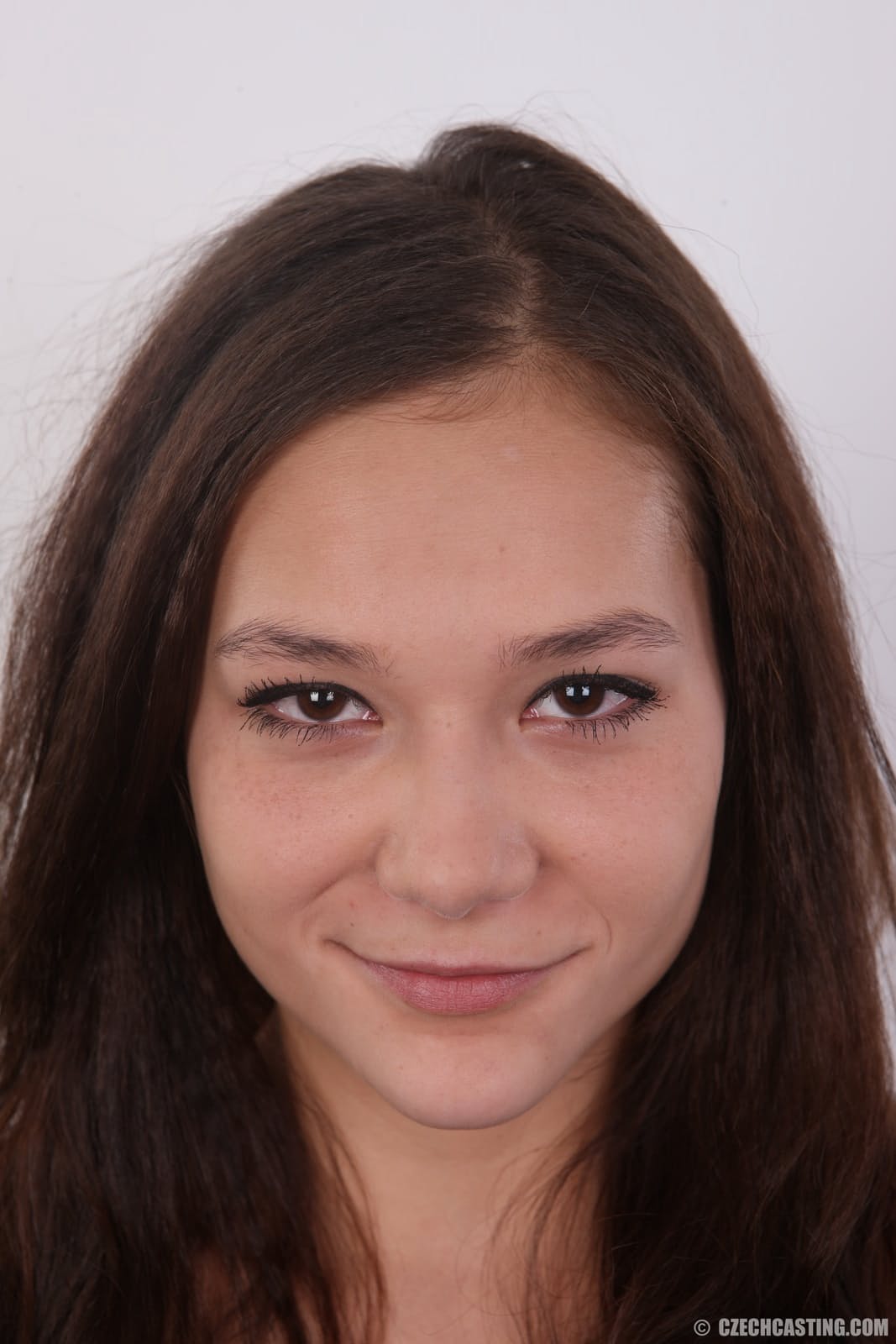 Hübsche Amateurin mit kleinen Brüsten zieht sich für ein Porno-Casting-Vorstellungsgespräch aus