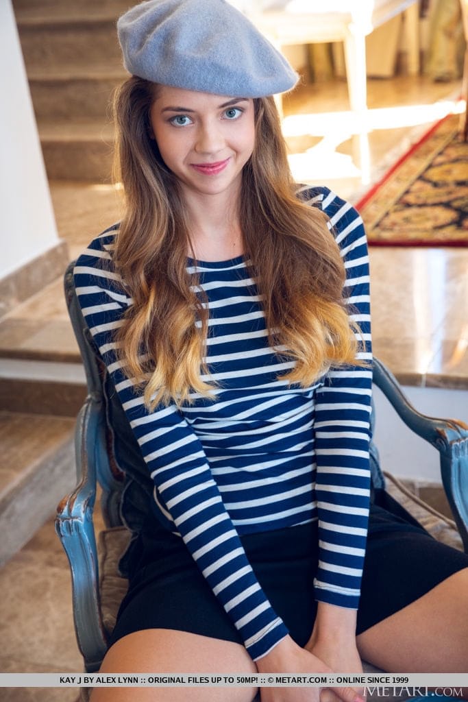 Die bezaubernde Teenagerin Kay J zeigt kurz ihre Unterwäsche mit Polka-Dots, bevor sie sich komplett auszieht