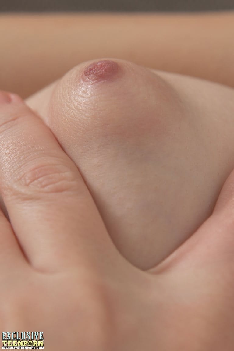 Die junge, blonde Nikki leckt sich die Finger, während sie in Weihnachtskleidung masturbiert