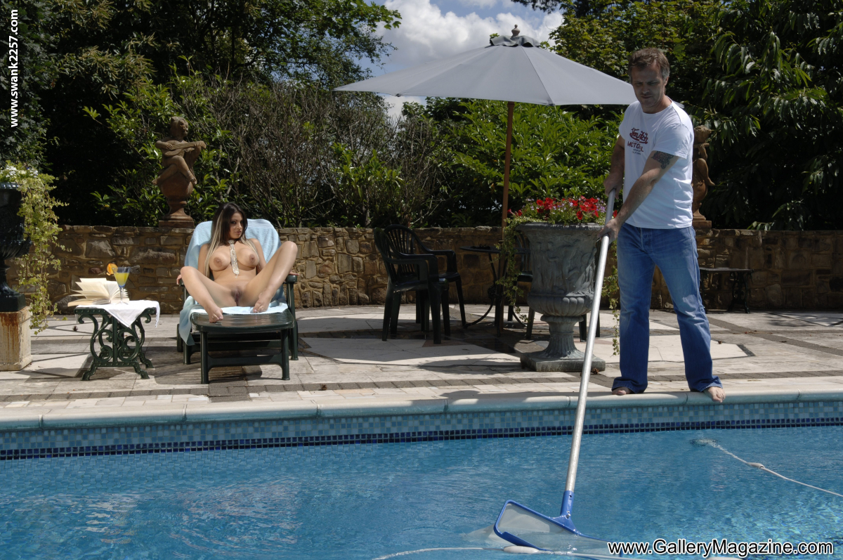 Die vollbusige MILF Katie Kaliana fickt einen gut bestückten Pooljungen und lässt sich ins offene Maul spritzen