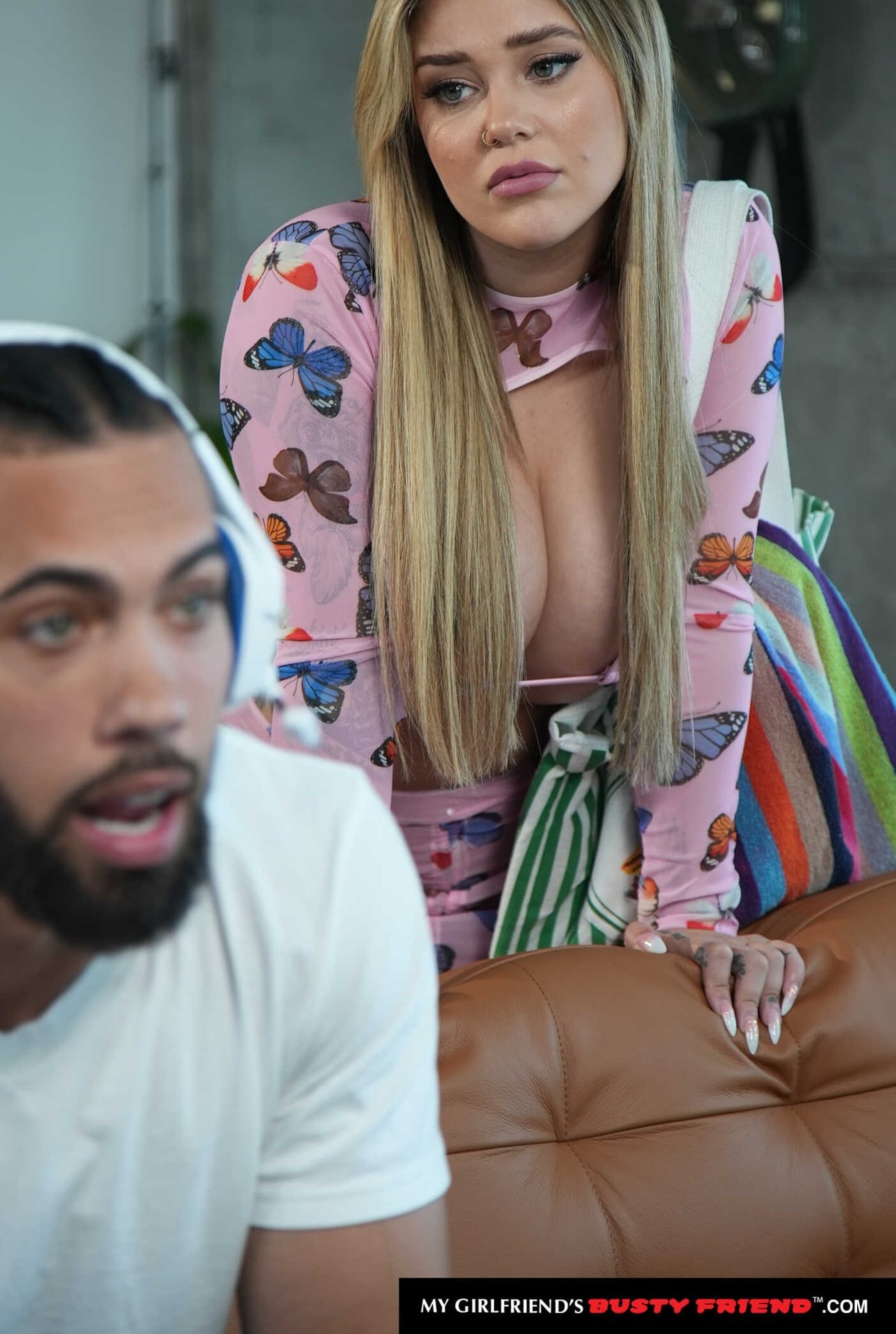 Die mollige Sexbombe Kali Roses fickt einen Schwarzen und lässt ihn auf ihre großen Titten abspritzen