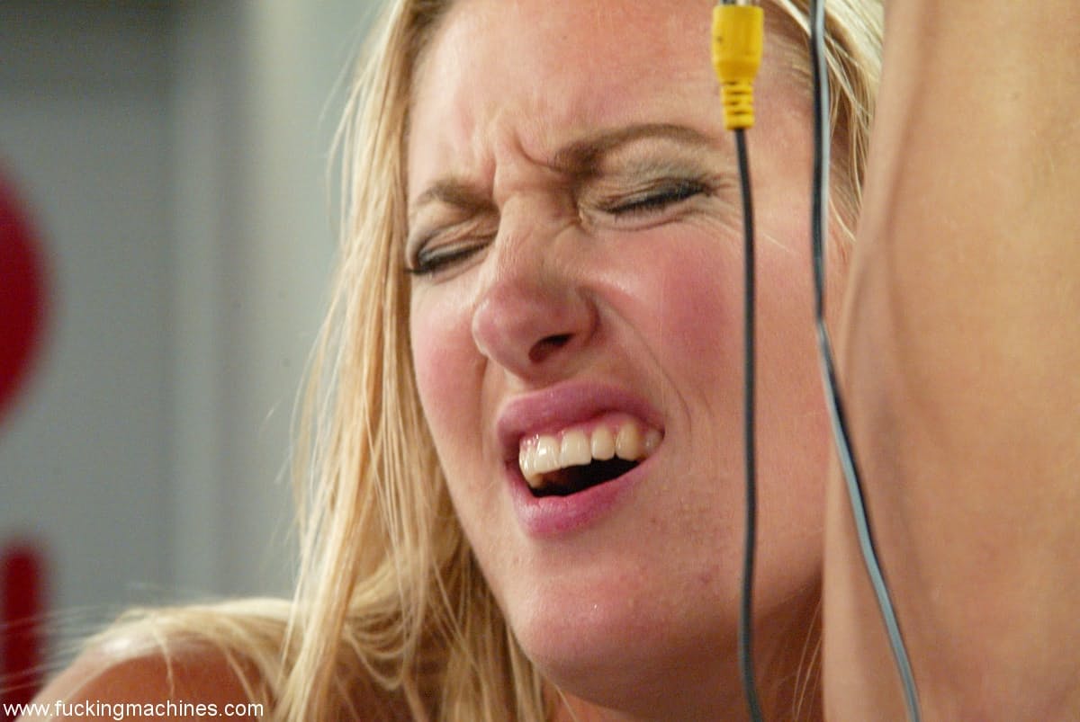 Die schlanke britische MILF Angel Long wird im Stehen von einer Maschine gefickt