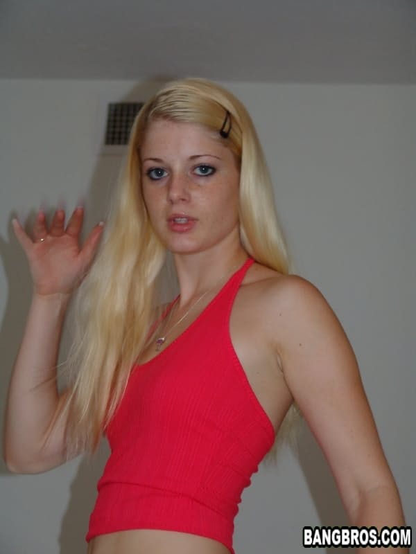 Die süße Amerikanerin Charlotte Stokely zeigt ihren runden Hintern und genießt einen Fick aus der Ich-Perspektive