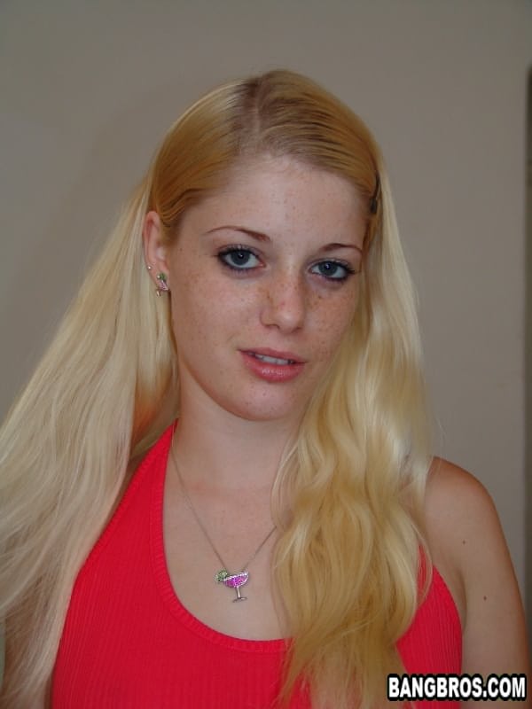 Die süße Amerikanerin Charlotte Stokely zeigt ihren runden Hintern und genießt einen Fick aus der Ich-Perspektive