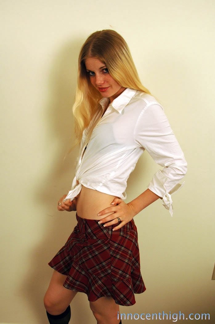 Die unschuldig aussehende blonde Schülerin Charlotte Stokely neckt mit ihrer Schuluniform