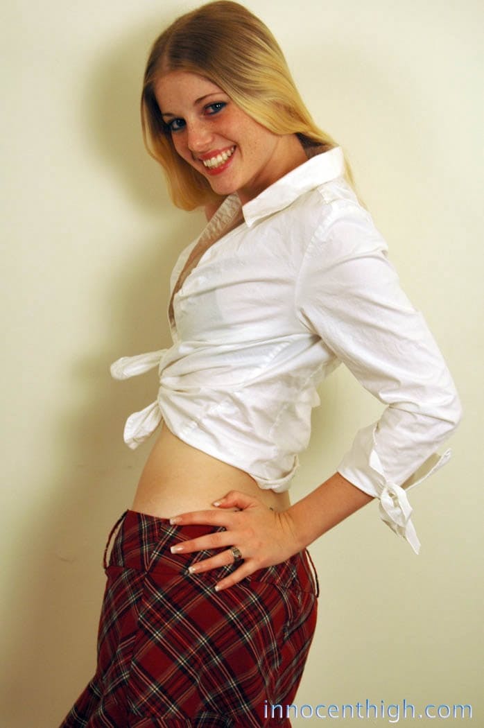 Die unschuldig aussehende blonde Schülerin Charlotte Stokely neckt mit ihrer Schuluniform