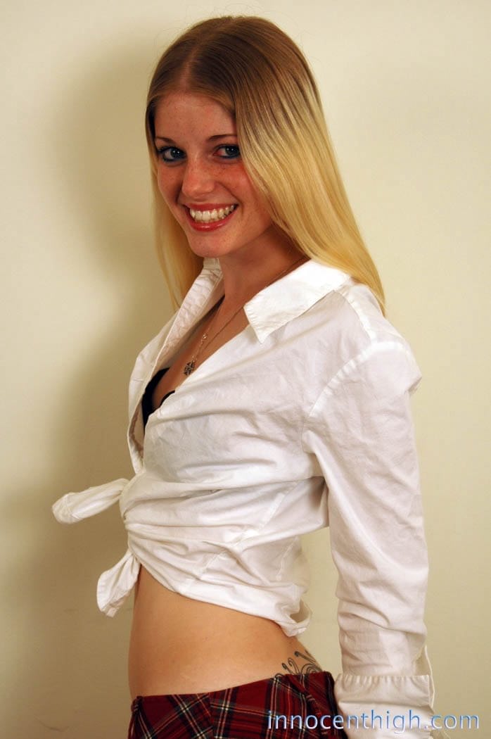 Die unschuldig aussehende blonde Schülerin Charlotte Stokely neckt mit ihrer Schuluniform