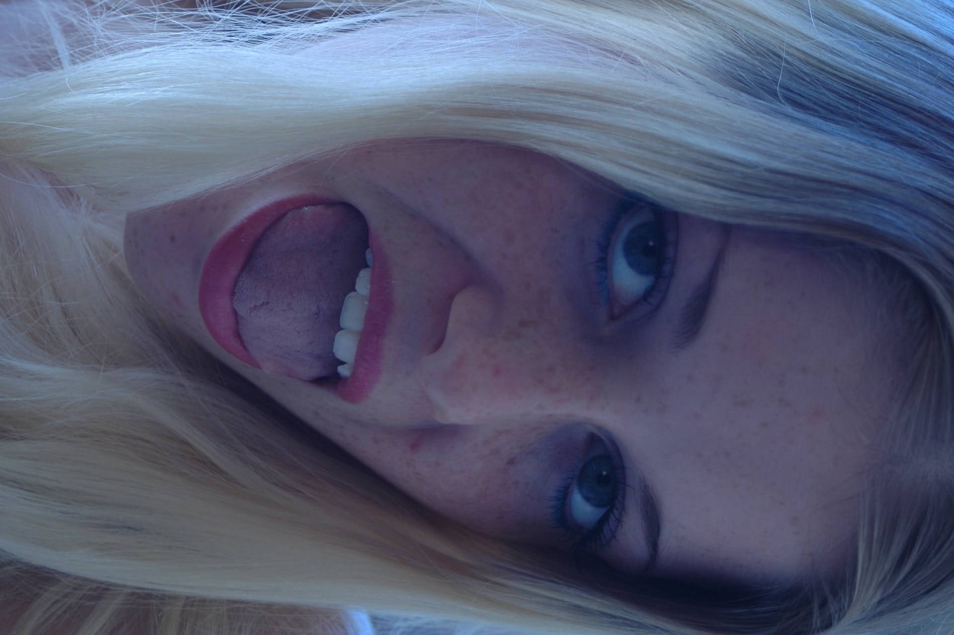 Die sexy Blondine mit Sommersprossen, Charlotte Stokely, zeigt ihre Brüste, während sie einen bläst