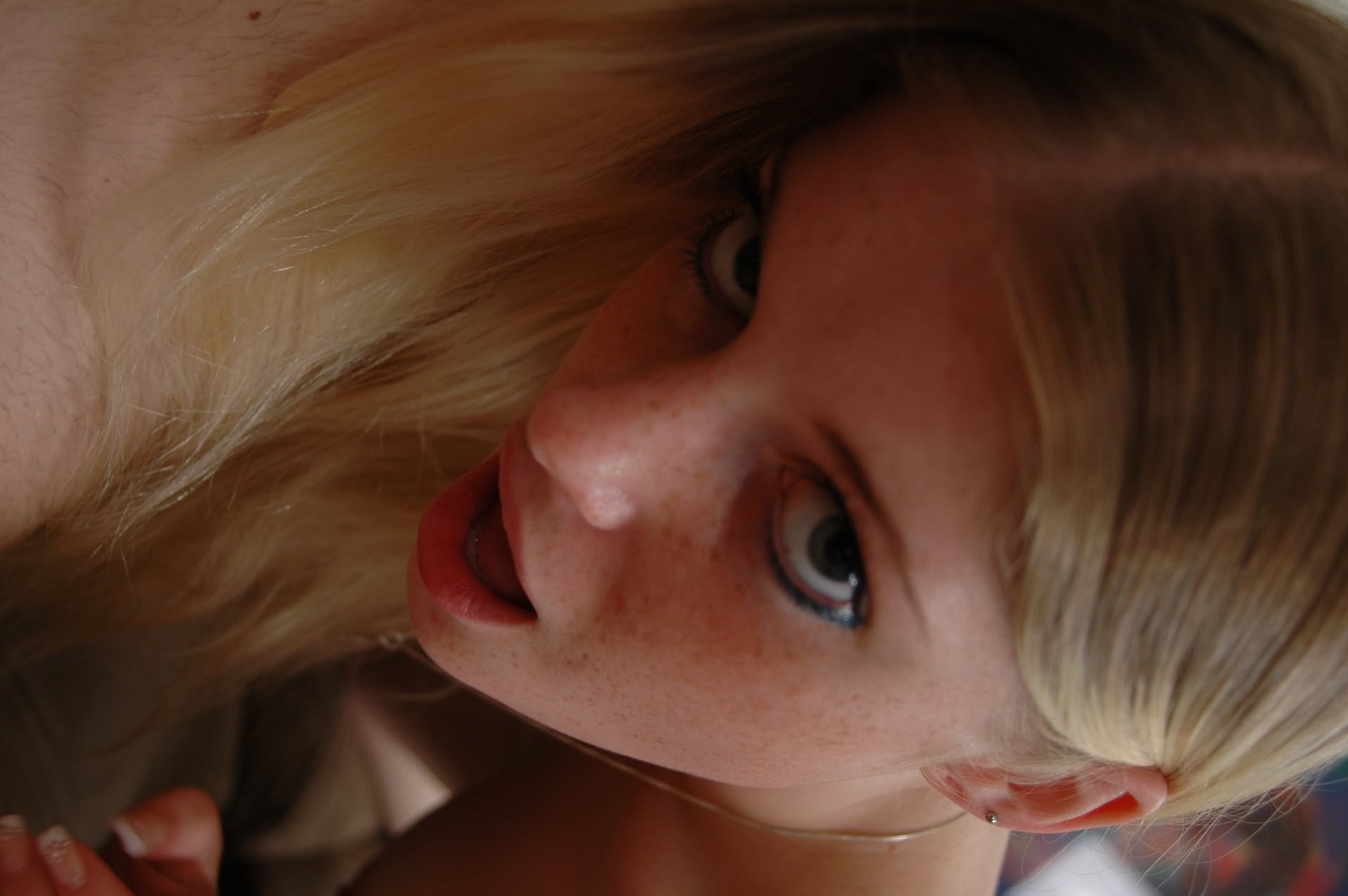 Die sexy Blondine mit Sommersprossen, Charlotte Stokely, zeigt ihre Brüste, während sie einen bläst