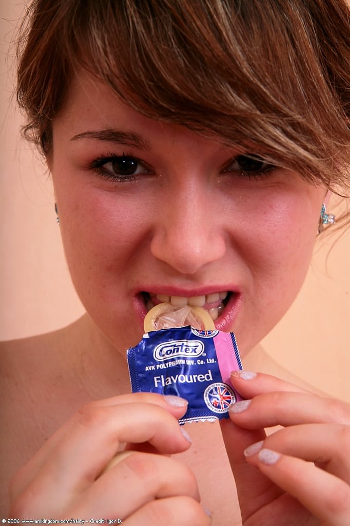 Eine sexy Teenagerin steckt sich während einer Masturbationssession eine Waffeltüte in den Schamhaaren