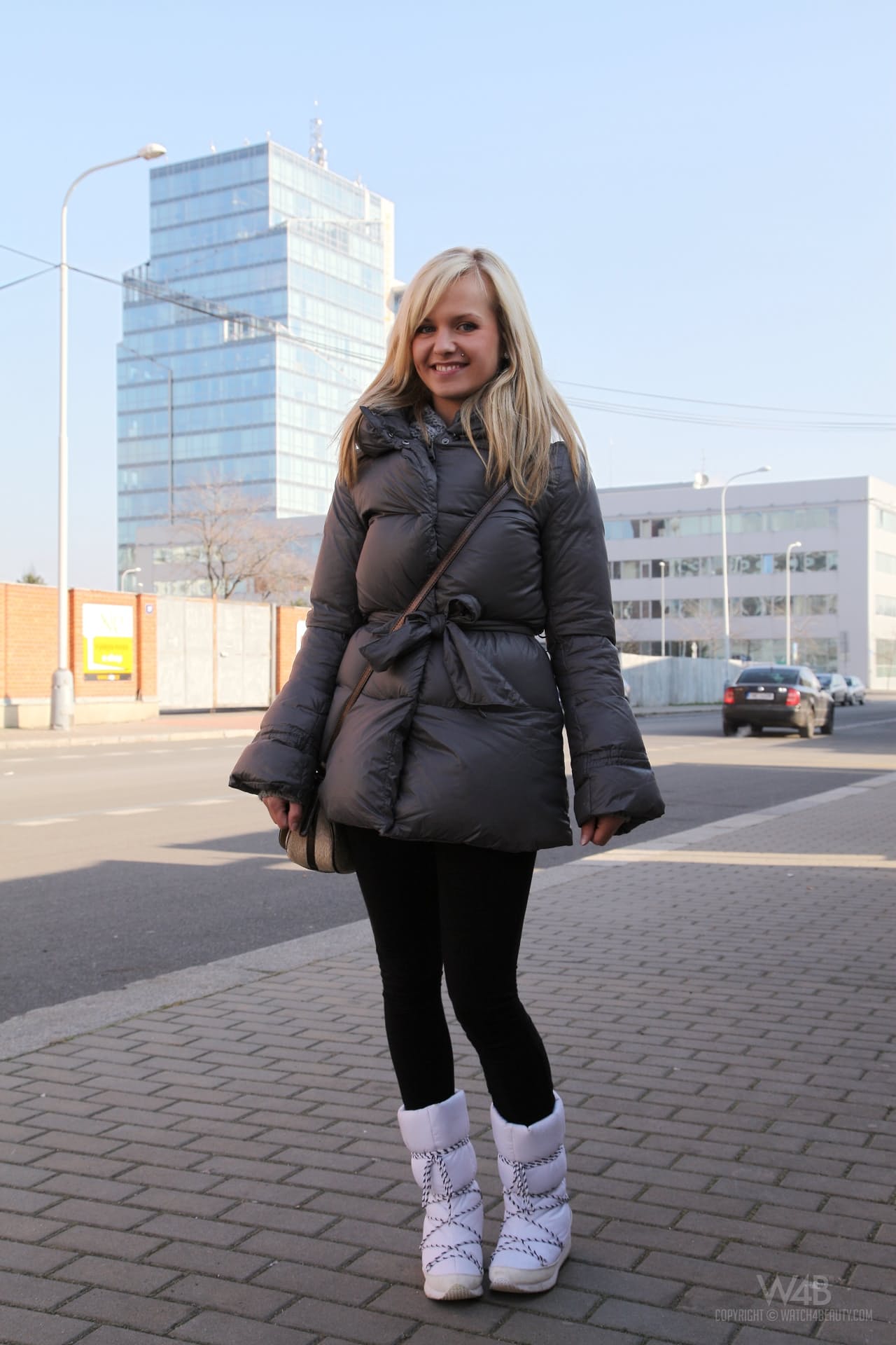 Die süße Teenagerin Bella Babe zeigt ihre geile rosa Muschi und ihr Arschloch ganz aus der Nähe