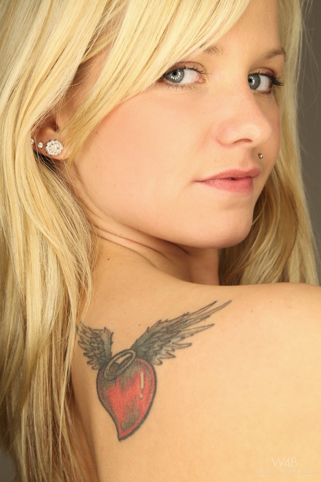 Die süße Teenagerin Bella Babe zeigt ihre geile rosa Muschi und ihr Arschloch ganz aus der Nähe
