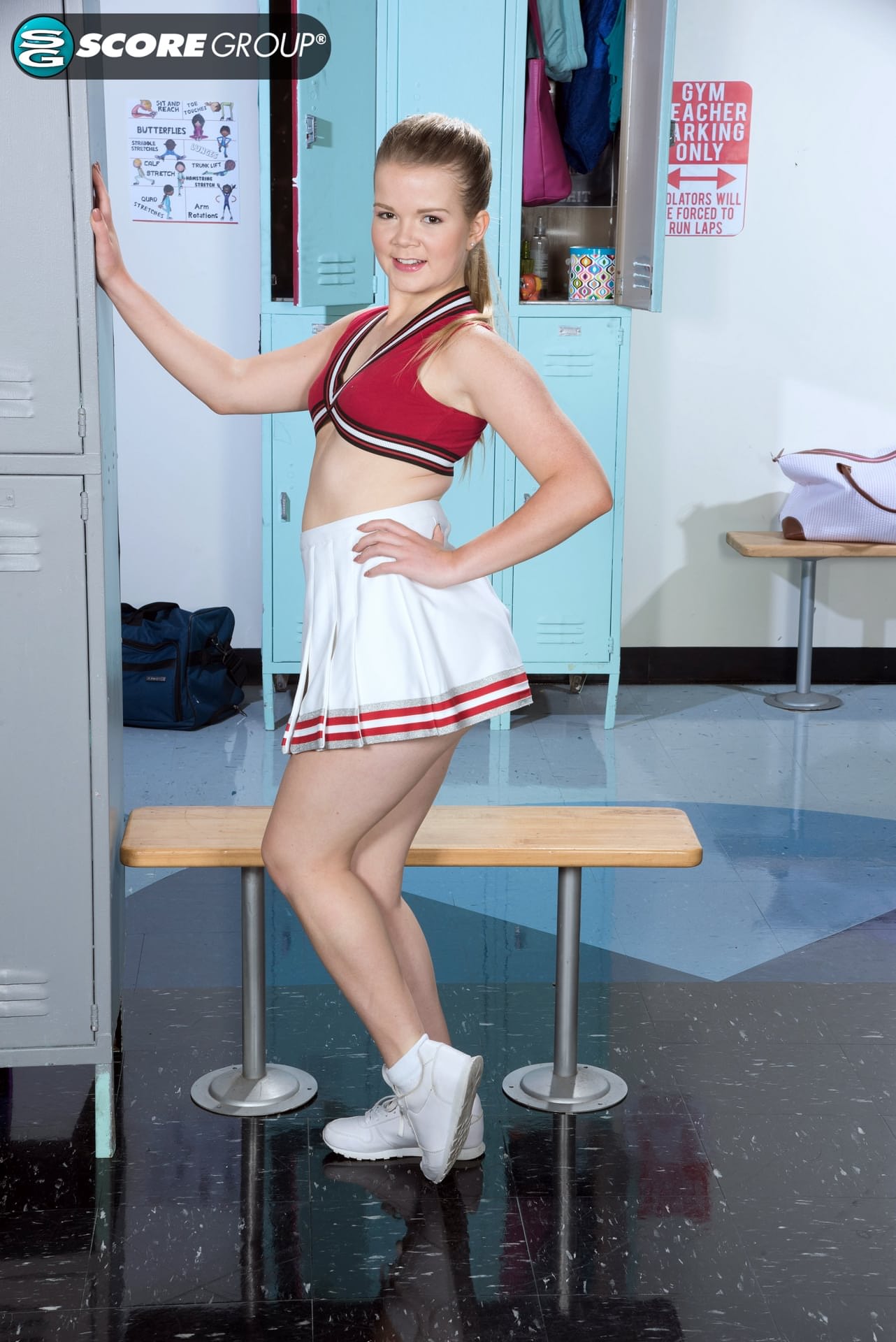 Die hübsche Cheerleaderin Lexy zieht ihre Uniform aus und streichelt ihre Muschi