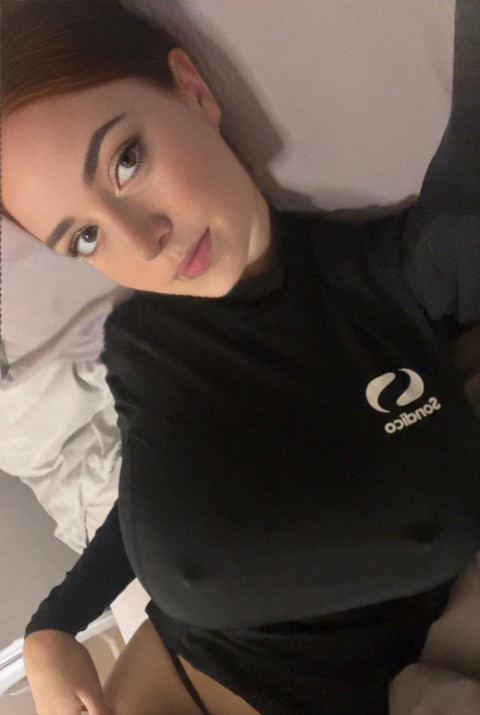 Die bezaubernde, blauäugige Teenagerin Brooke Mills mit den riesigen Brüsten posiert in einem engen Shirt