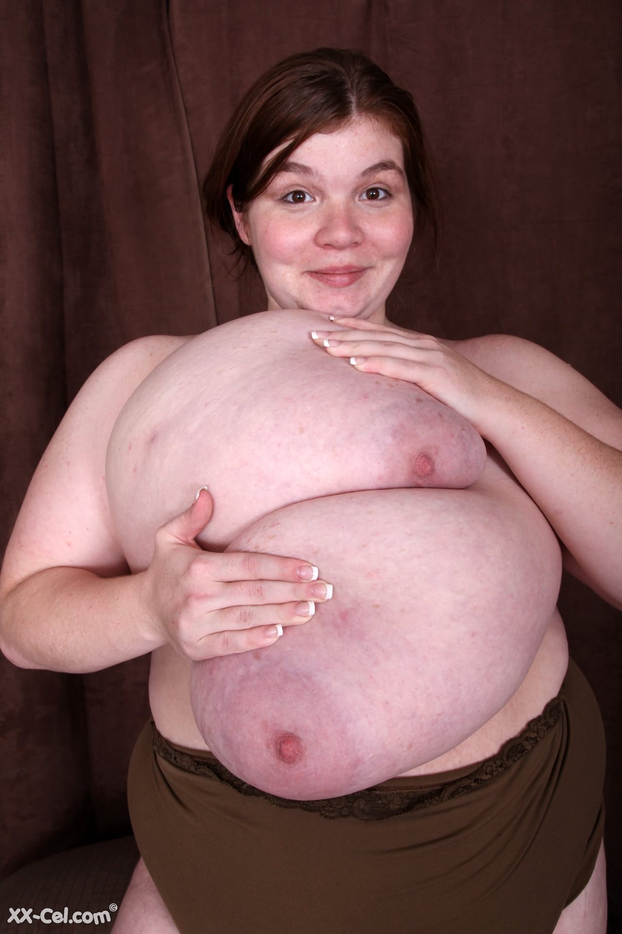 Die Amateur-BBW Lexxxi Luxe entblößt ihre riesigen Brüste und spielt mit ihnen
