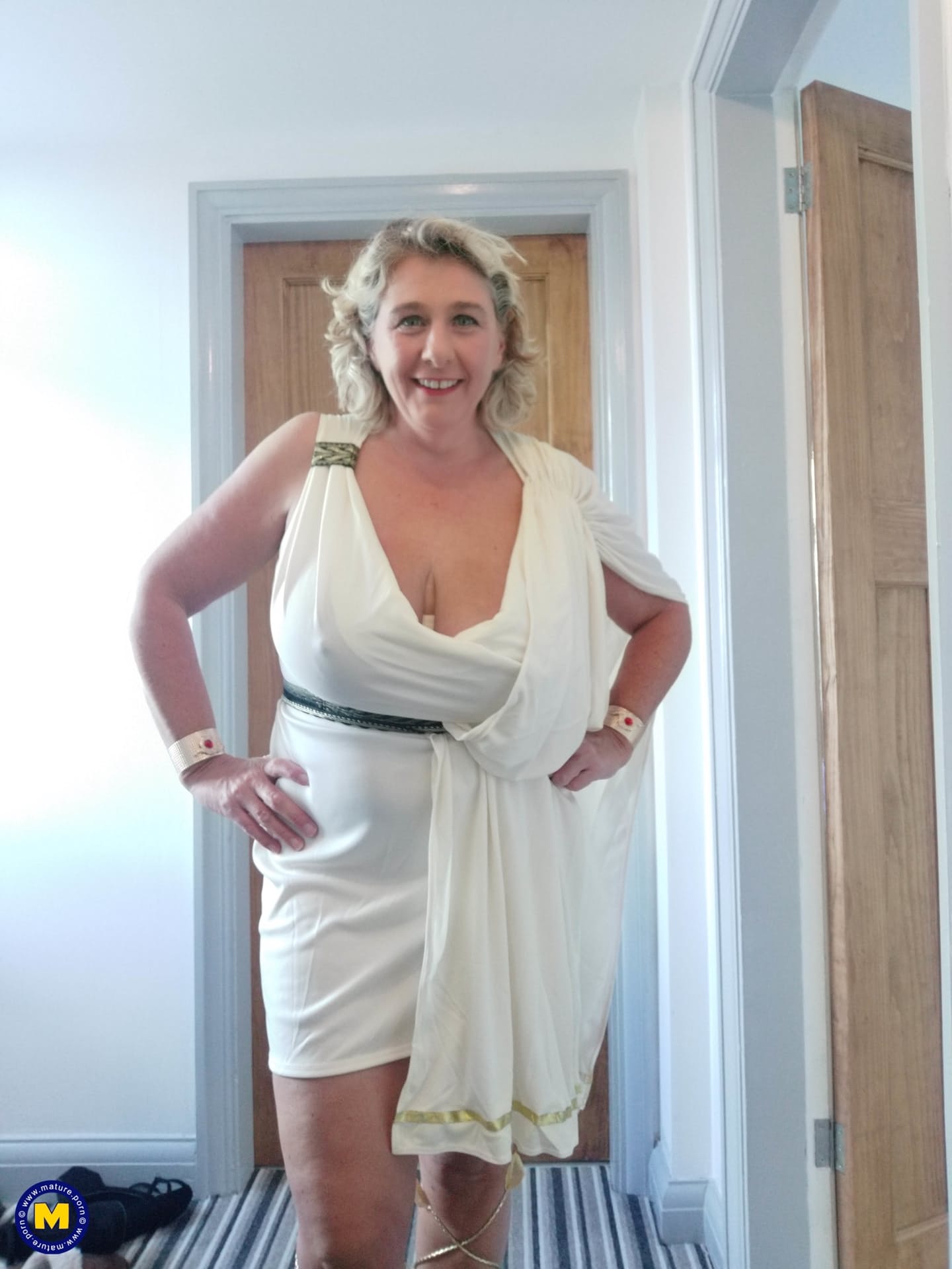Die blonde Reife mit den riesigen Brüsten, Camilla C, zeigt in einem Solo ihren Hintern