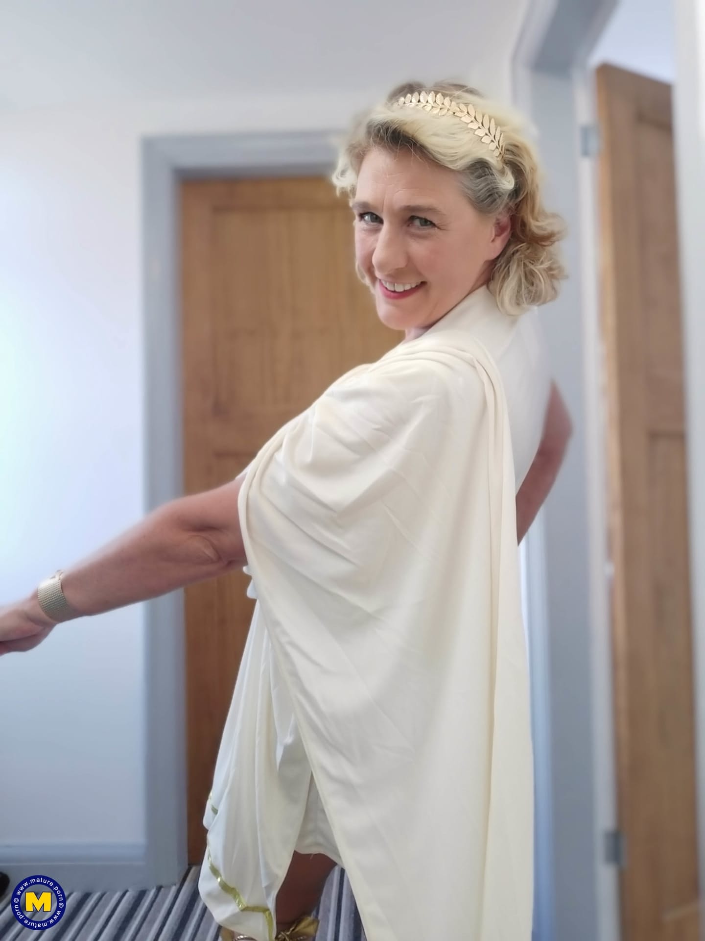 Die blonde Reife mit den riesigen Brüsten, Camilla C, zeigt in einem Solo ihren Hintern