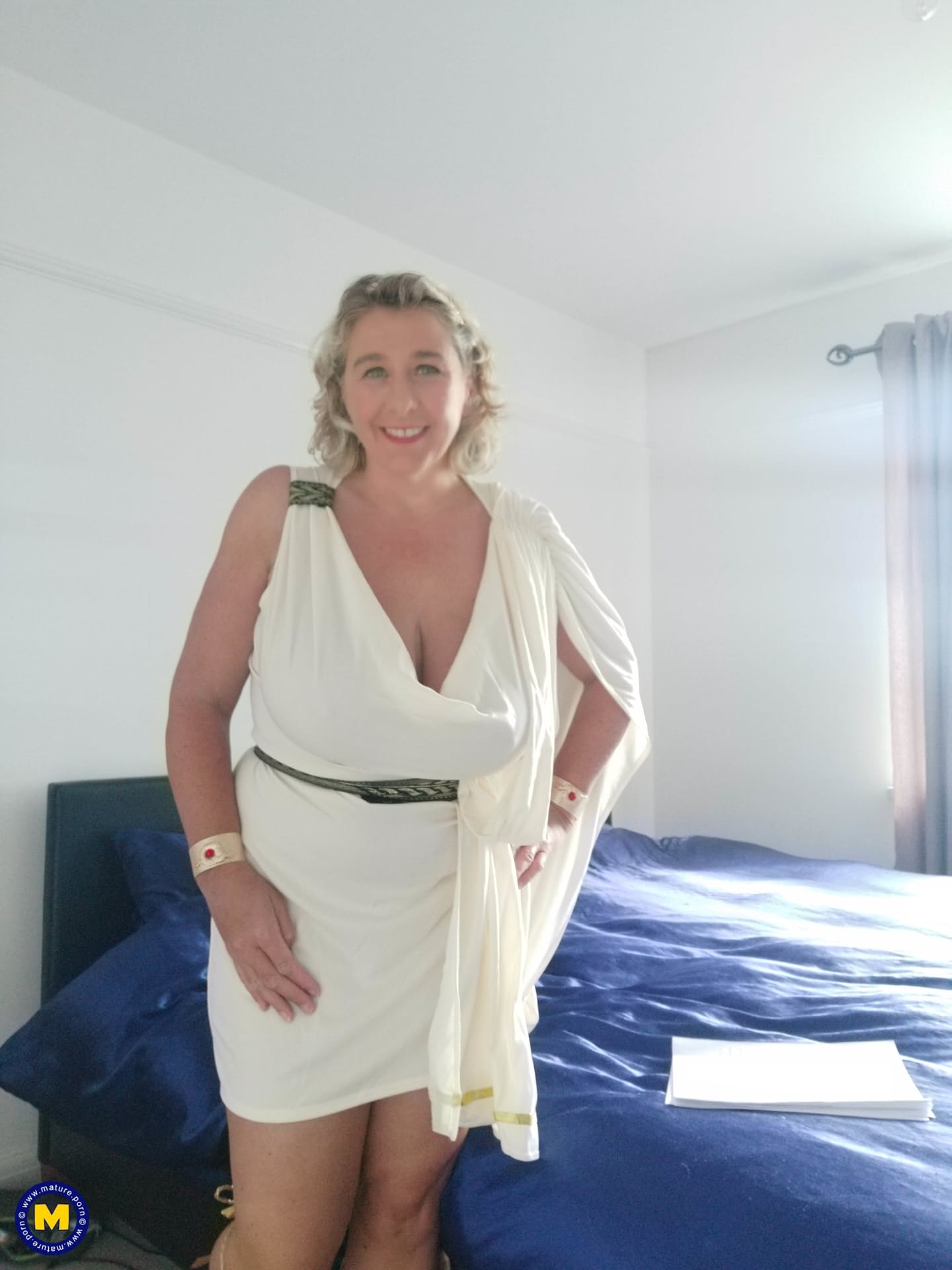 Die blonde Reife mit den riesigen Brüsten, Camilla C, zeigt in einem Solo ihren Hintern