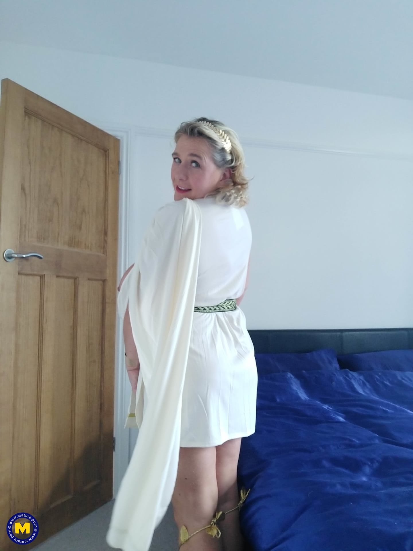 Die blonde Reife mit den riesigen Brüsten, Camilla C, zeigt in einem Solo ihren Hintern