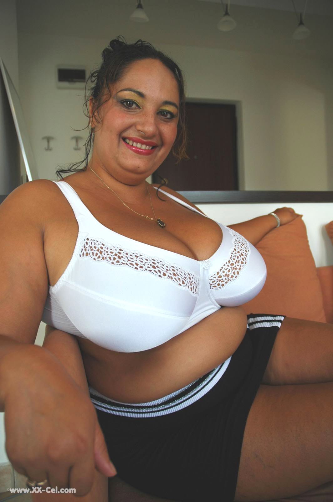 Die mollige MILF Irene zieht ihren BH aus und präsentiert dabei ihre großen Brüste