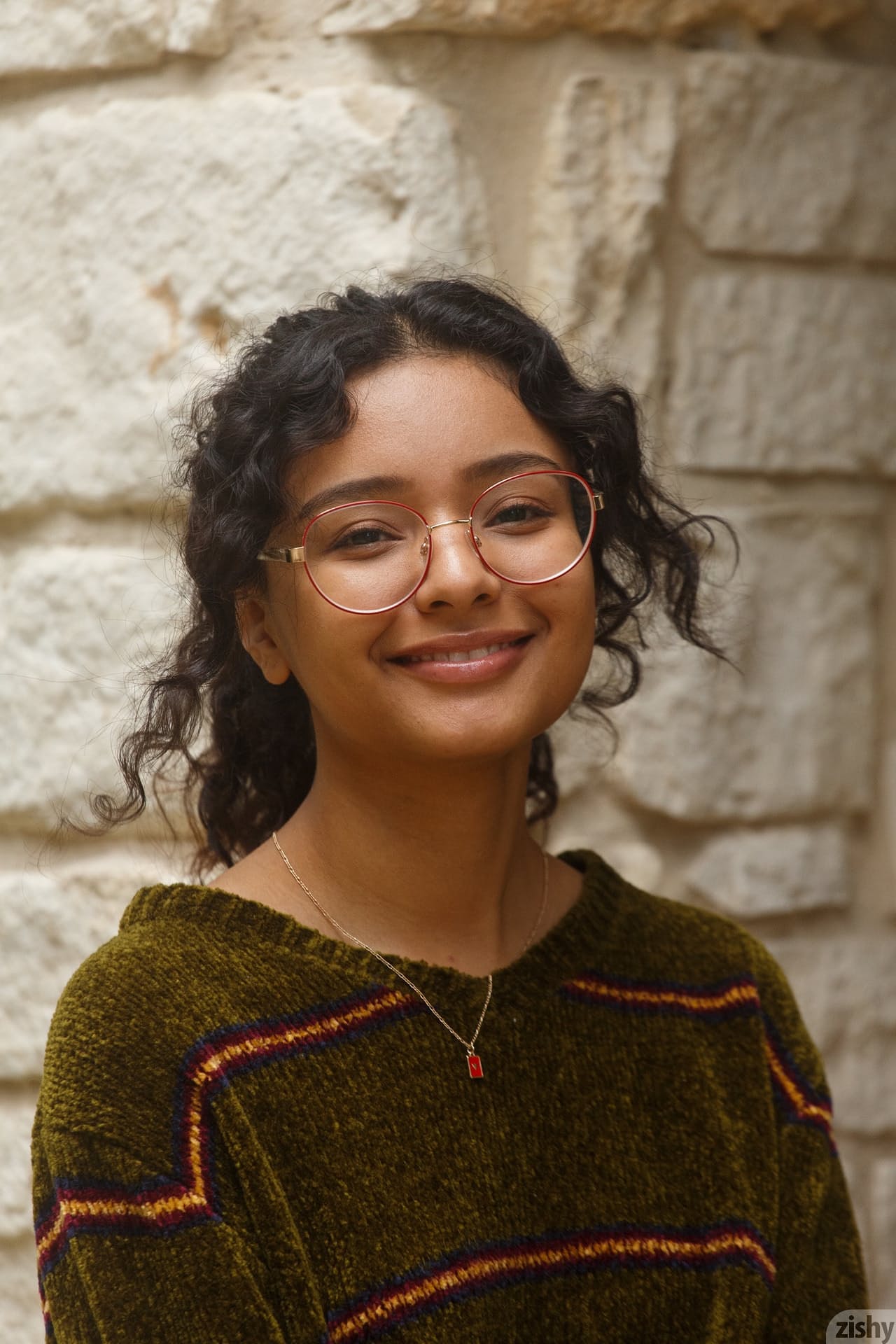 Die süße Teenagerin mit Brille, Renee Macias, zeigt ihren knackigen Po und ihre kleinen Brüste