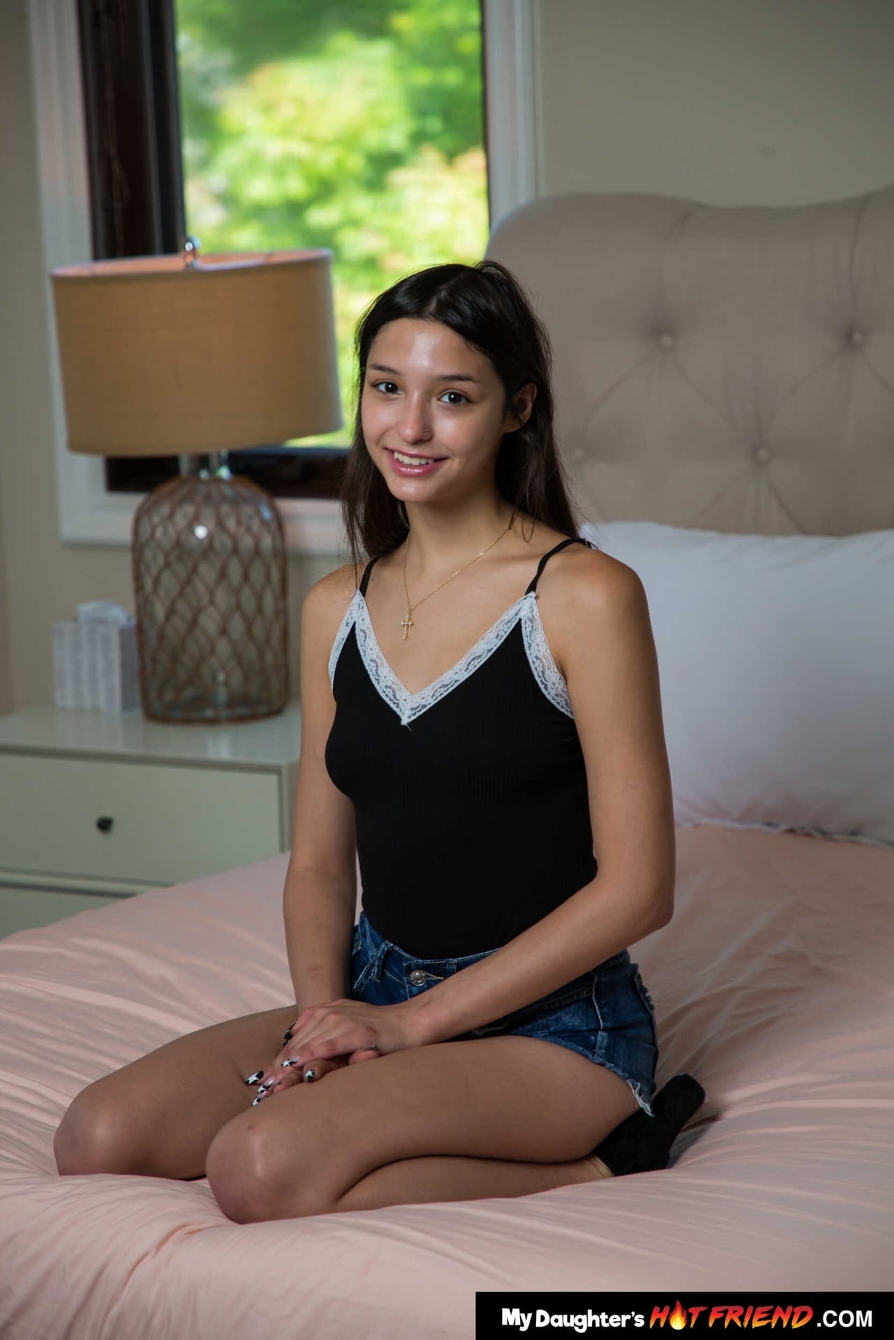 Die hübsche brünette Teenagerin Layla Jenner genießt Hardcore-Sex mit einem muskulösen Kerl