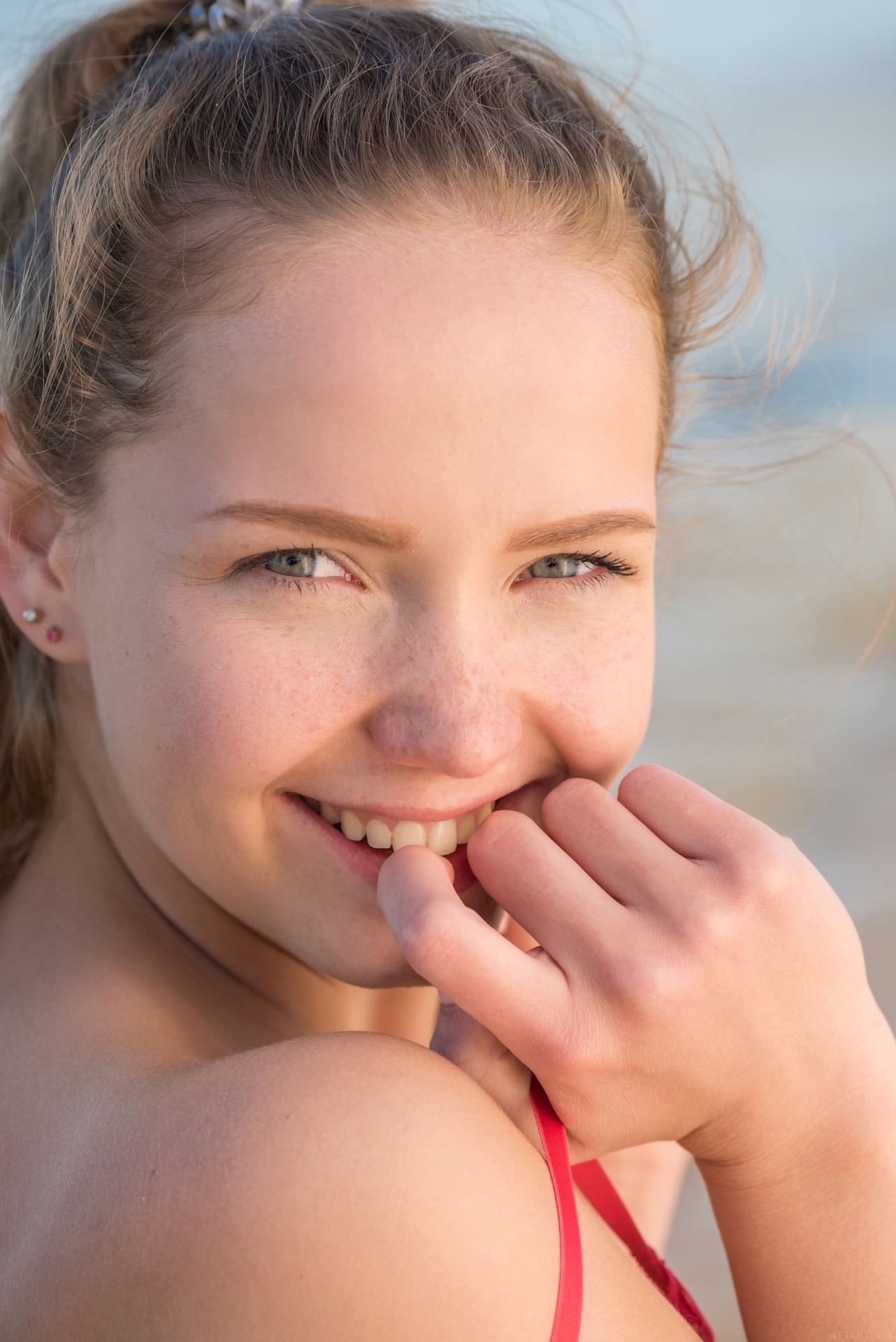 Die bezaubernde Teenagerin Faina Bona mit ihrer schlanken Figur zeigt ihre Muschi am Strand