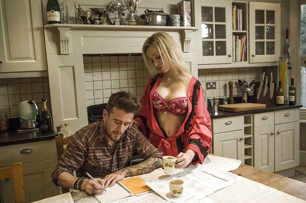 Die blonde Chessie Rae reitet einen Schwanz und lässt sich hart in den Hintern ficken