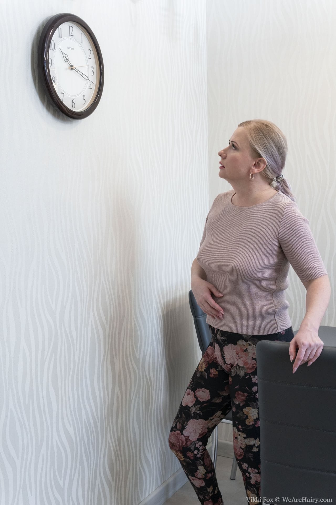 Die reife Hausfrau Vikki Fox zeigt ihren kurvigen Körper und masturbiert am Tisch