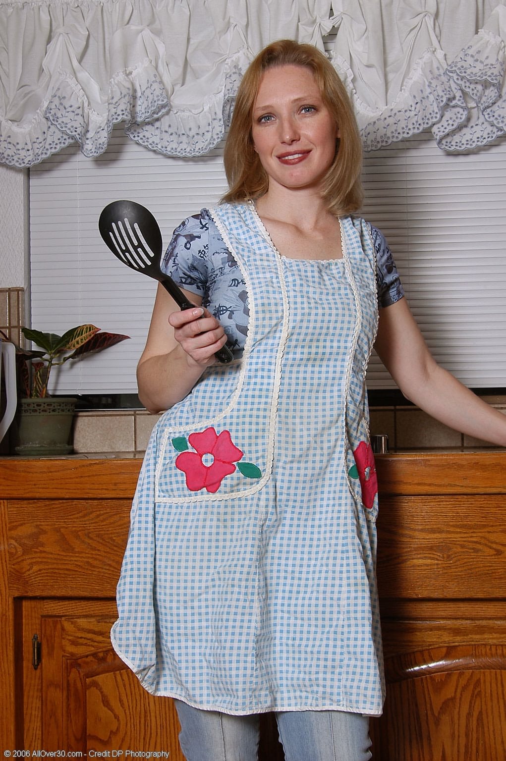 Die freche MILF Carrie zeigt ihre prallen Brüste und ihre rasierte Muschi