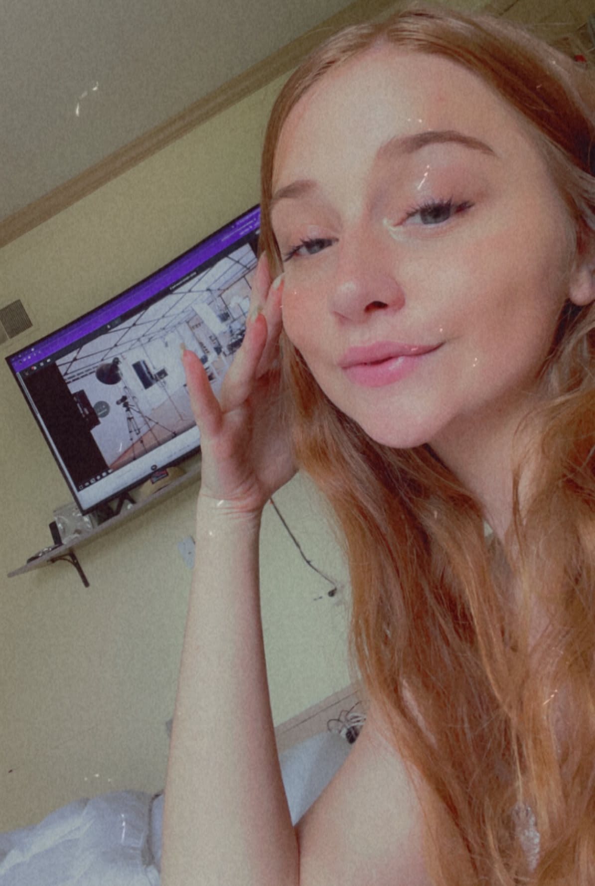 Süße Teenagerin mit roten Haaren entblößt ihre Muschi, während sie Selfies macht