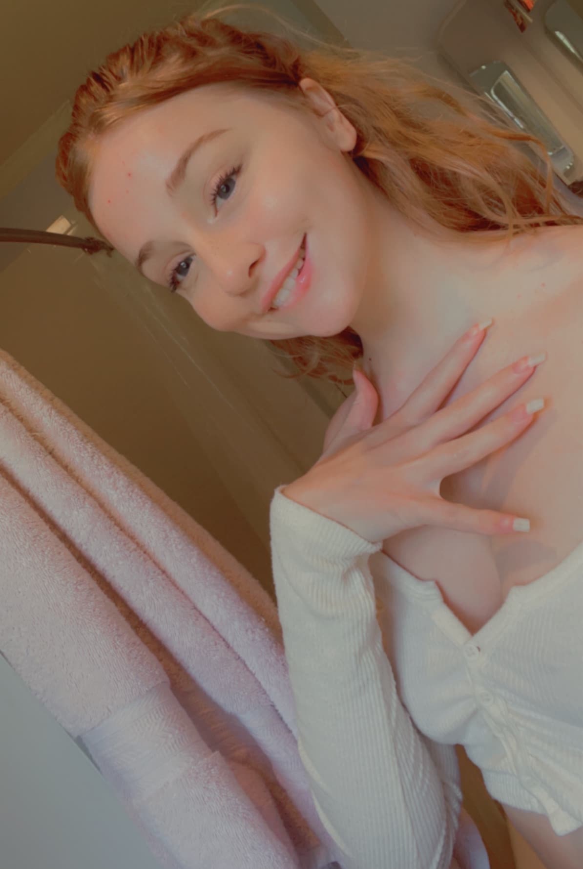 Süße Teenagerin mit roten Haaren entblößt ihre Muschi, während sie Selfies macht