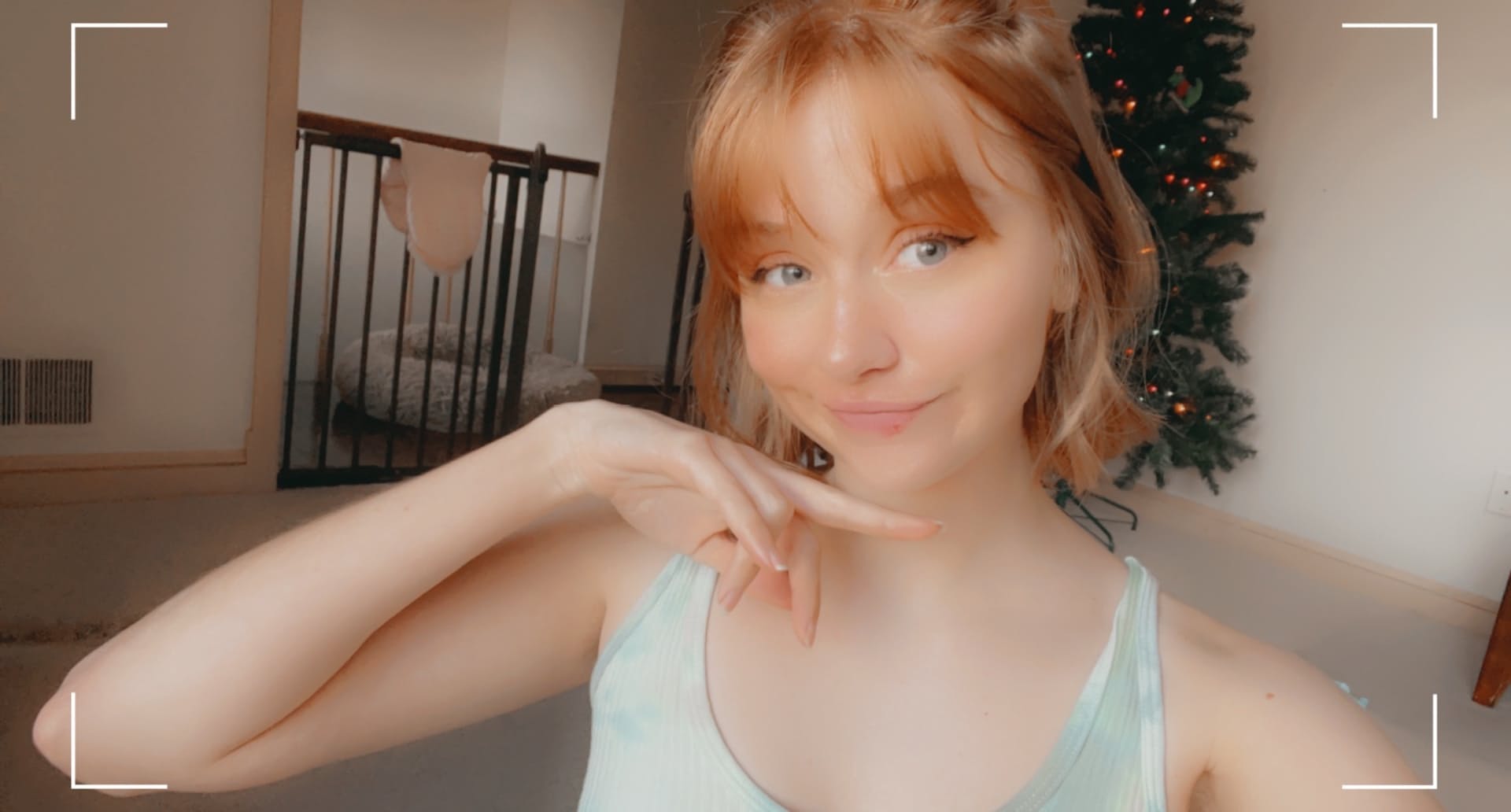 Süße Teenagerin mit roten Haaren entblößt ihre Muschi, während sie Selfies macht