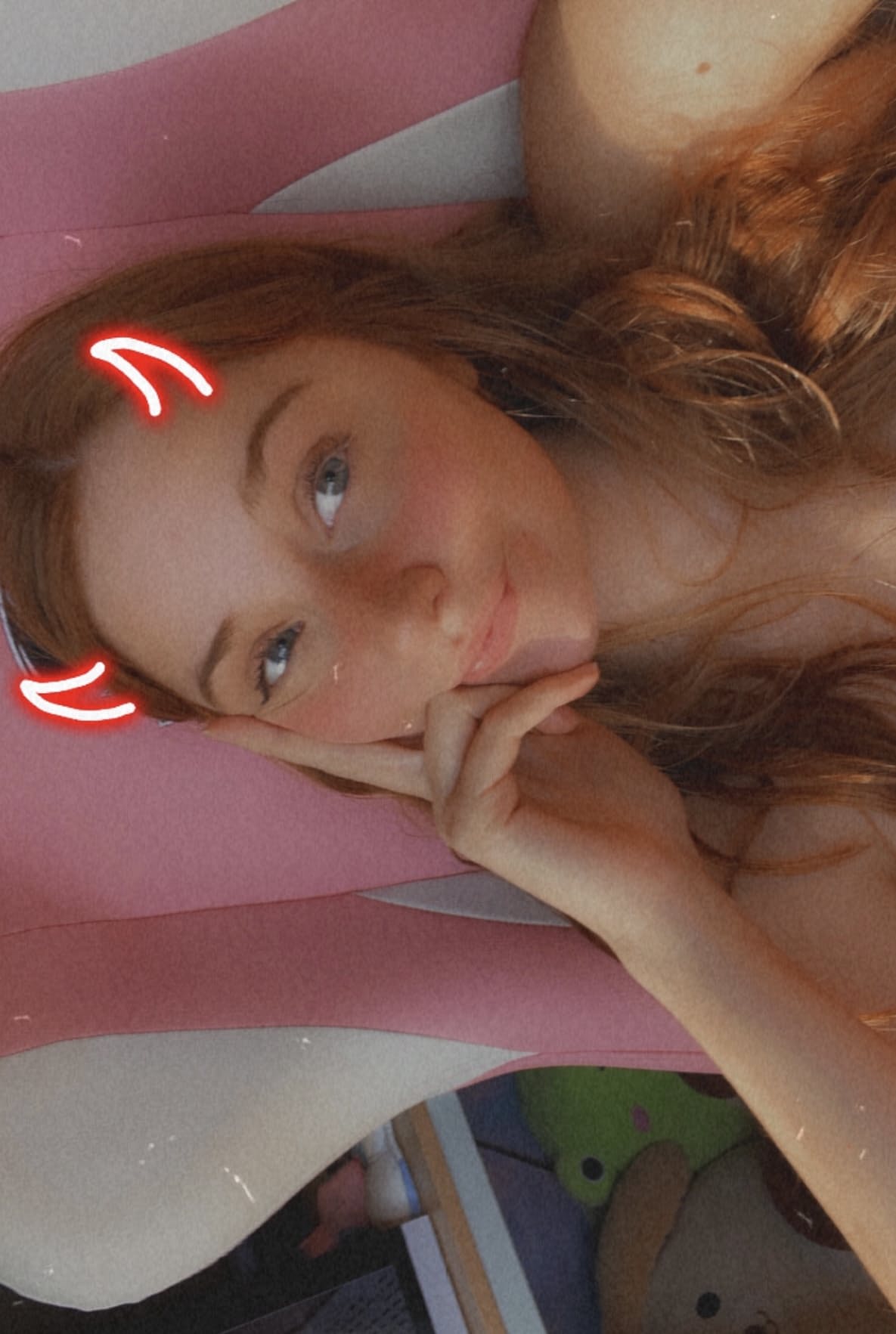 Süße Teenagerin mit roten Haaren entblößt ihre Muschi, während sie Selfies macht