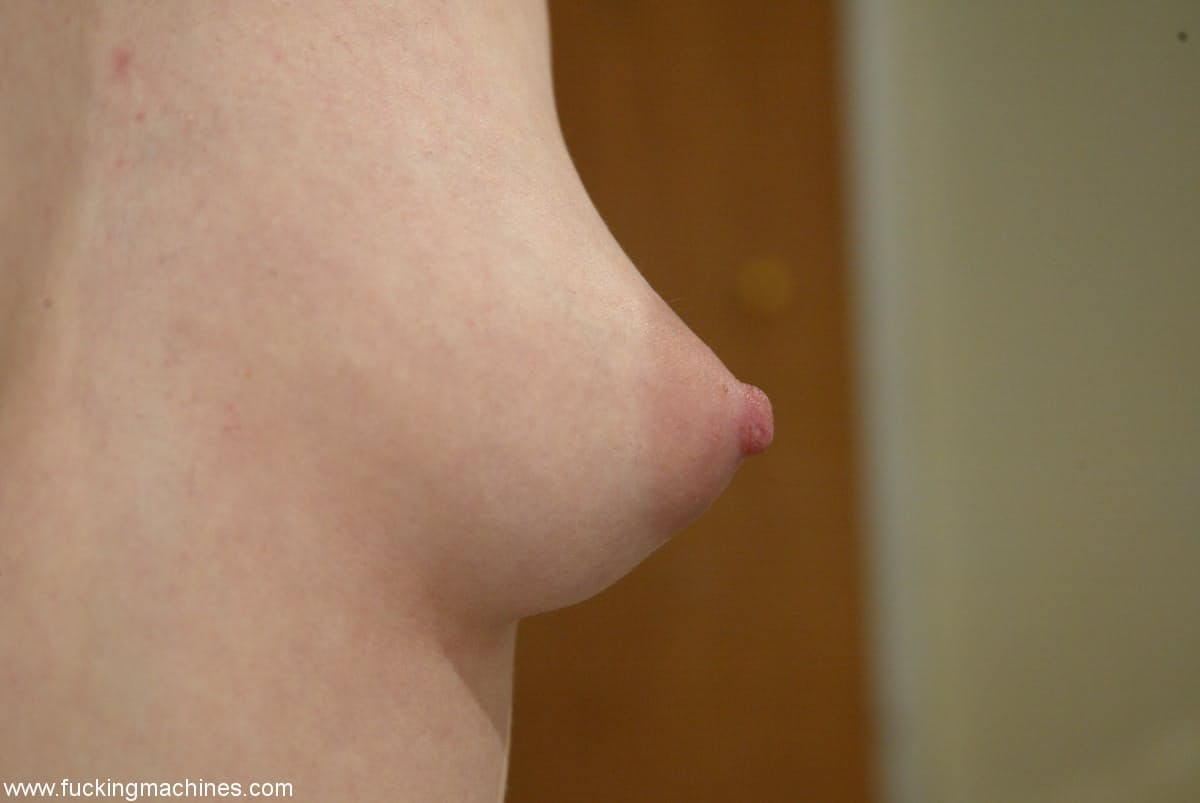Die Nackte Milf Keiko Zeigt Ihre Prallen Brüste, Während Sie Auf Einer Sybian-Sexmaschine Sitzt
