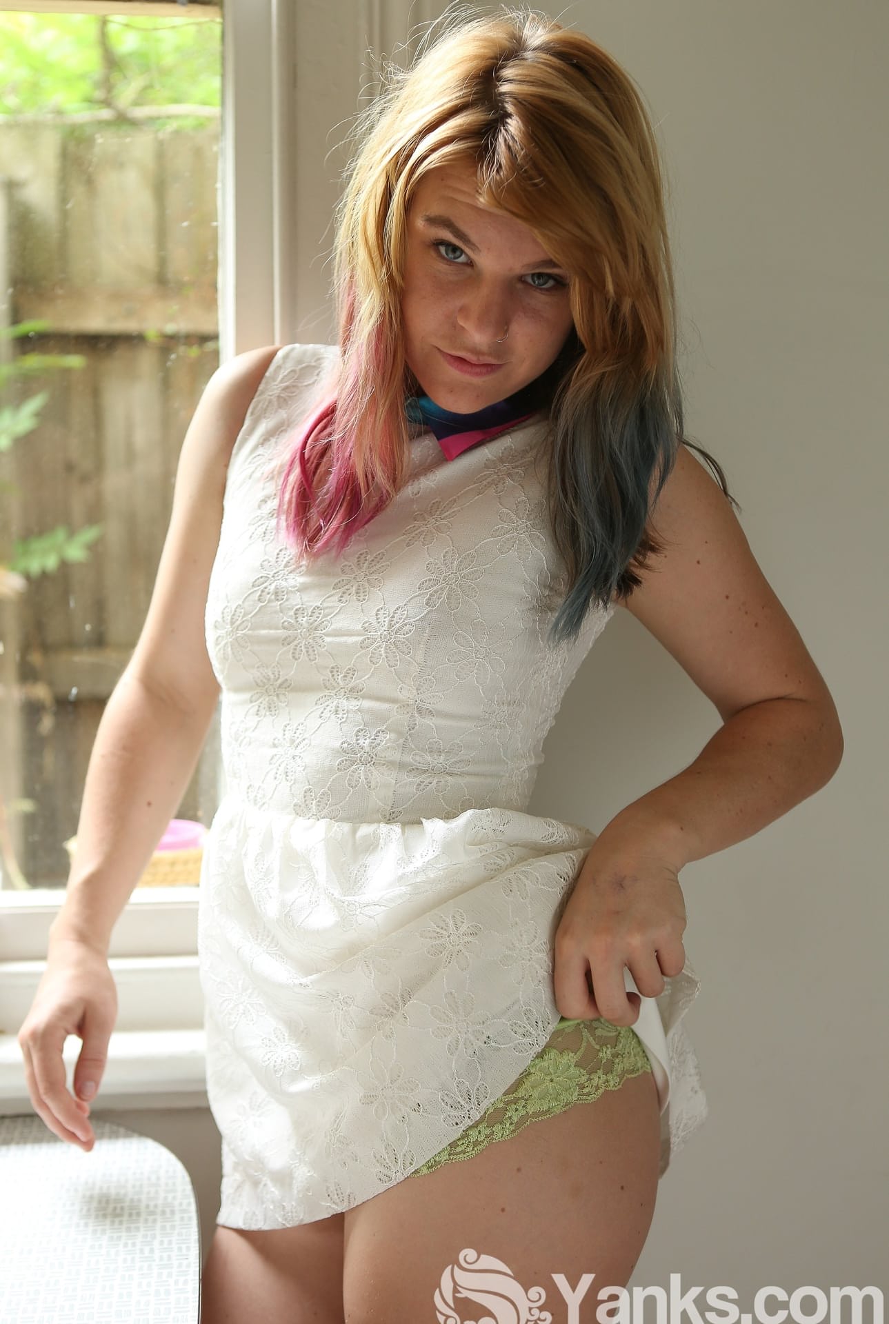 Die Blondine Ophelia Rose Zieht Sich Aus, Zeigt Ihre Geschwollenen Brustwarzen Und Ihren Hintern
