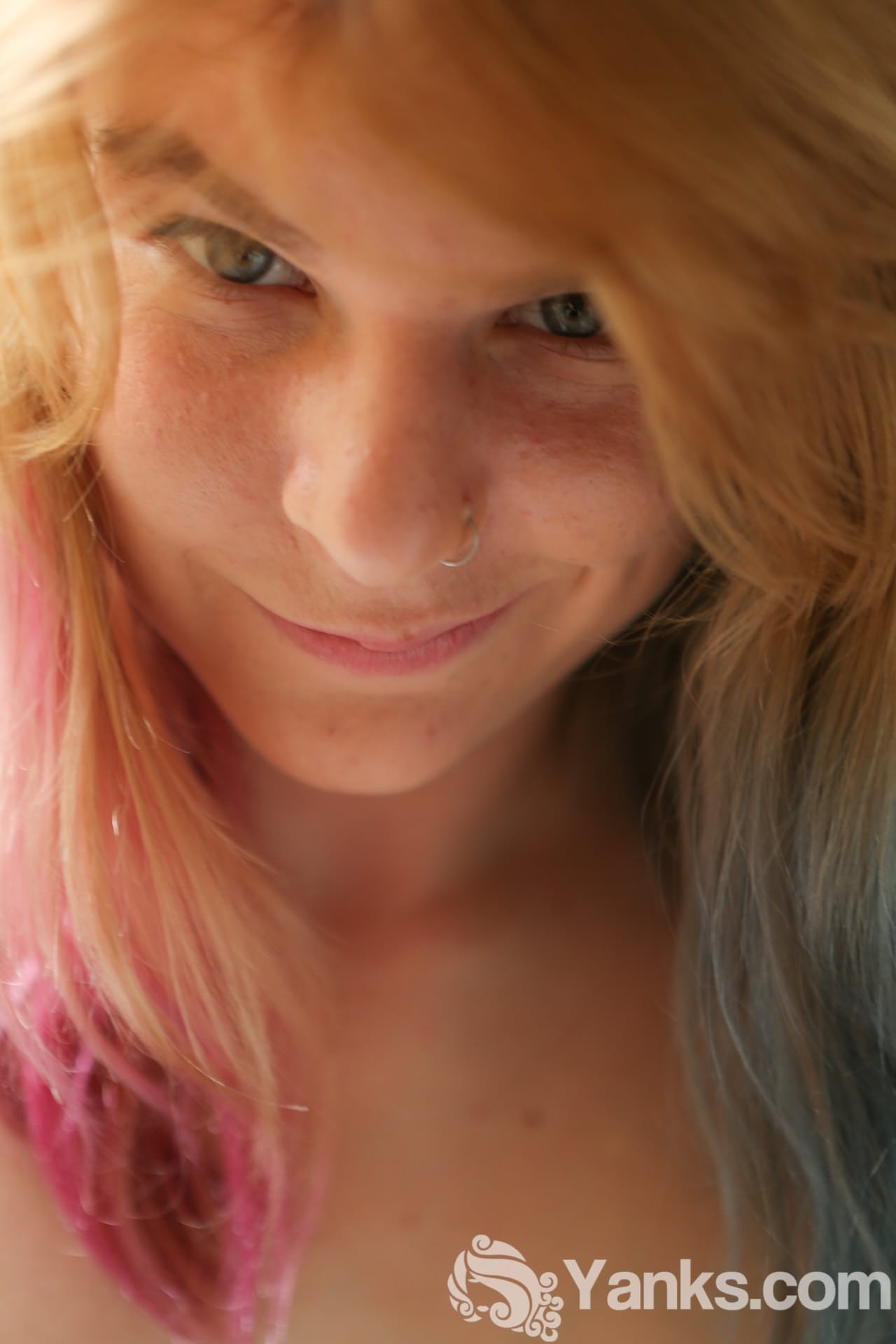 Die Blondine Ophelia Rose Zieht Sich Aus, Zeigt Ihre Geschwollenen Brustwarzen Und Ihren Hintern