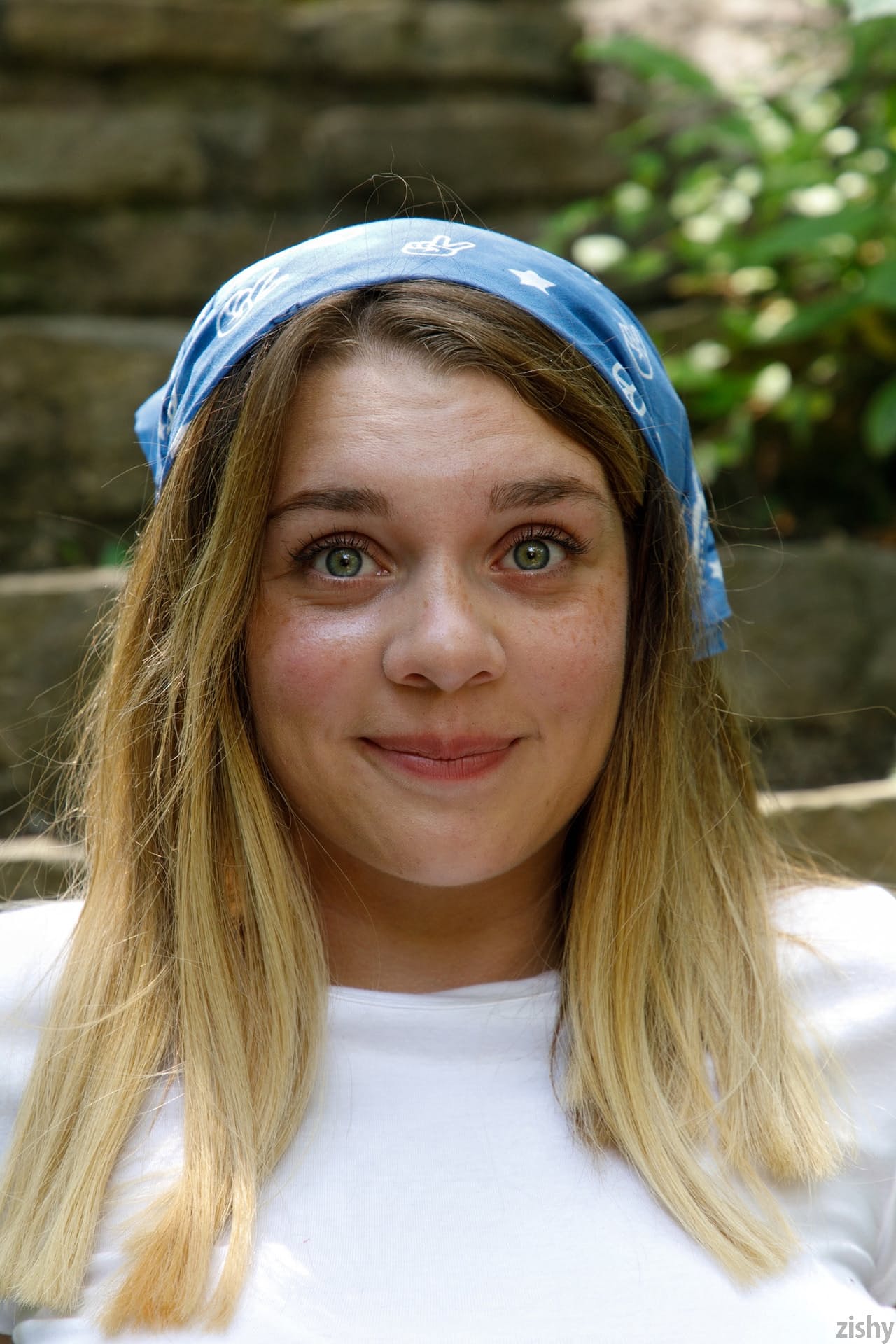 Die Hübsche Amateur-Schönheit Gabbie Carter Zeigt Ihre Großen Brüste In Der Öffentlichkeit